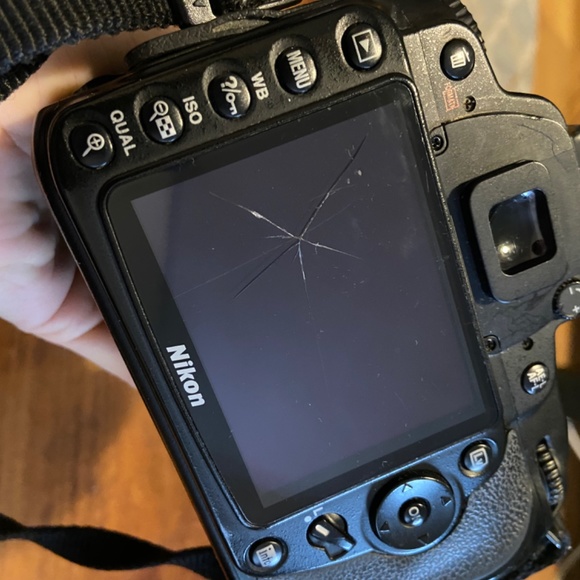 Nikon D90 DSLR camera with 18 - 140 mm  VR zoom lens - Picture 5 of 7